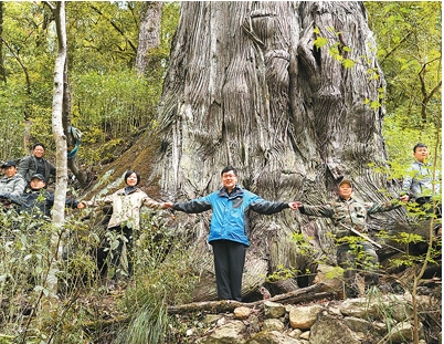 郭庆华（中）与团队在进行测量。.png