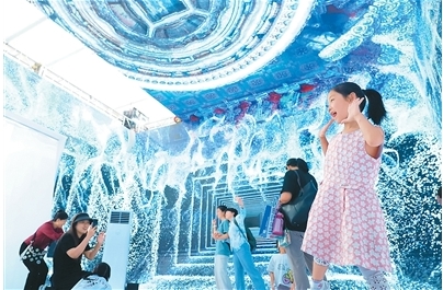 观众在2024年服贸会首钢.png
